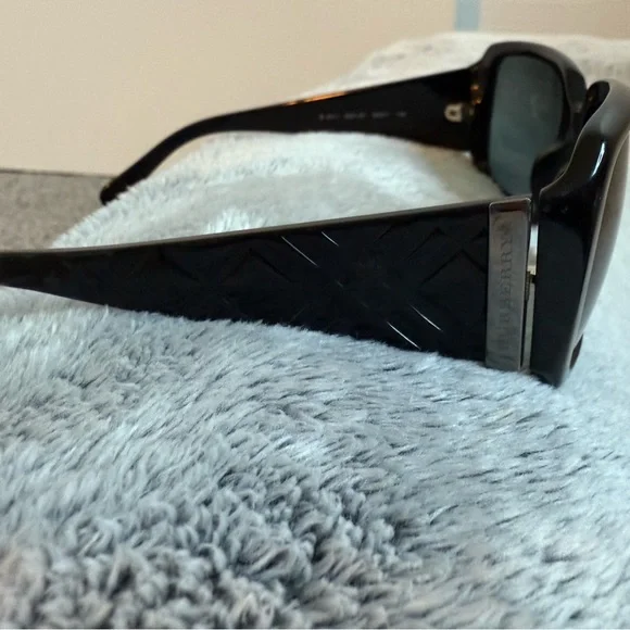 Burberry Black Sunglasses with Oversized Square Frame and Dark Lenses - Picture 3 of 8